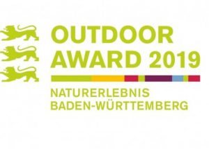 das Logo des Outdoor Awards Naturerlebnis Baden-Württemberg 2019 mit grünen Buchstaben und bunten Balken